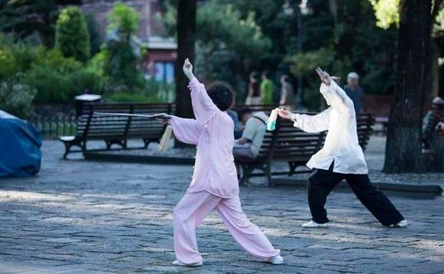 年轻人跑马, 关节灵活, 锻炼了