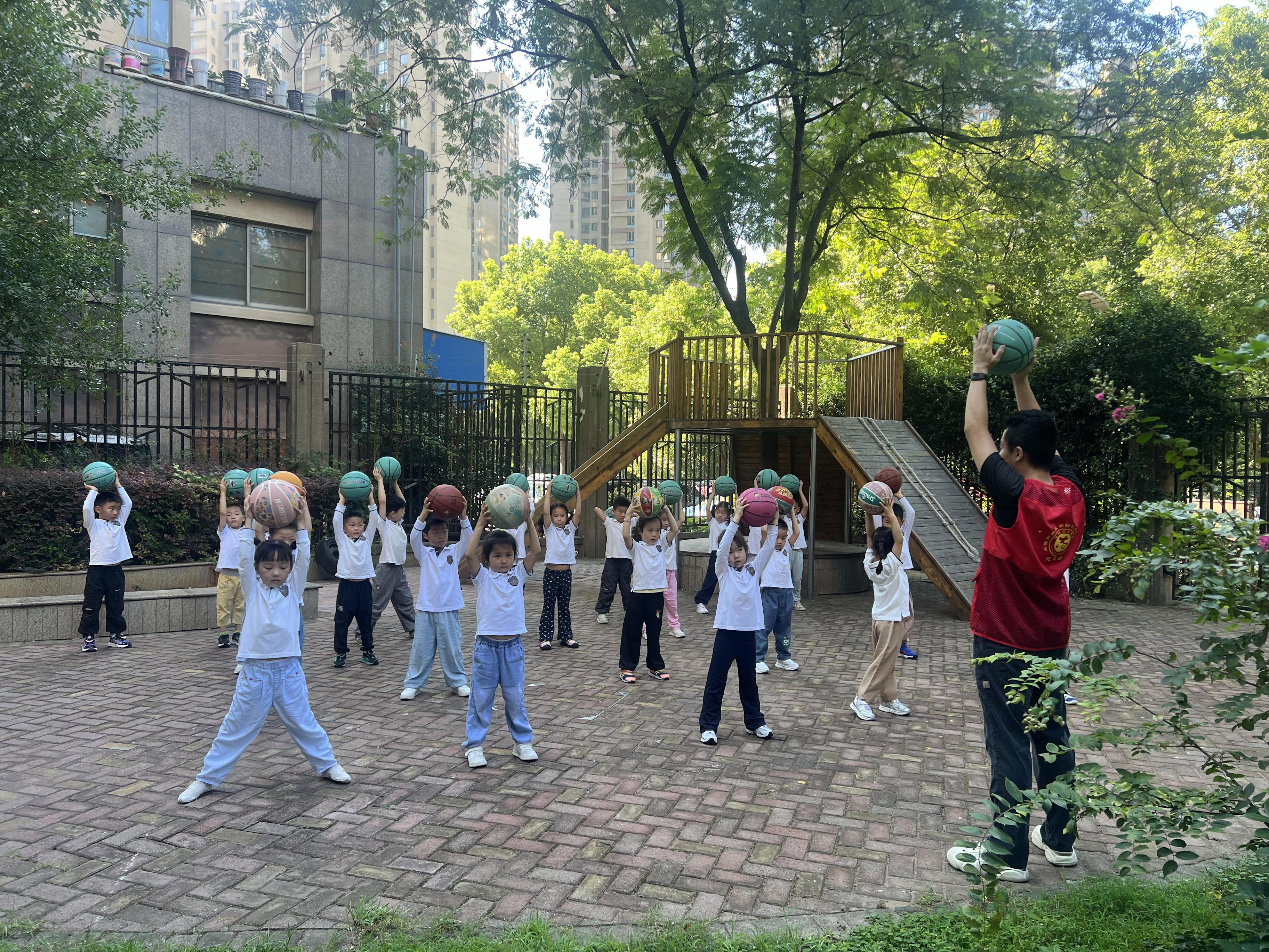 距离内练习, 文明实践站